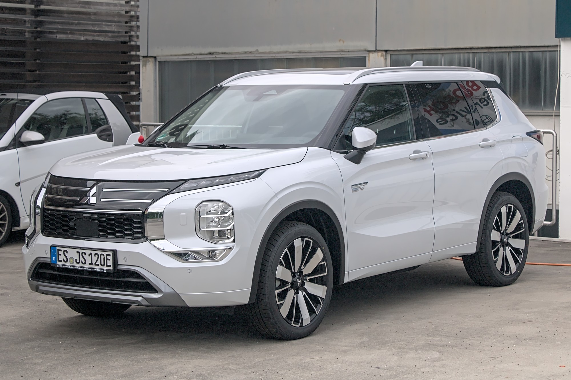 Mitsubishi Outlander PHEV (fourth generation, 2025) crossover SUV