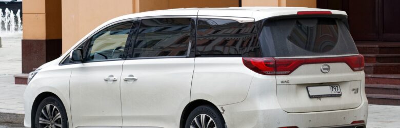 White GAC GN8 PHEV Executive luxury MPV on a Moscow street