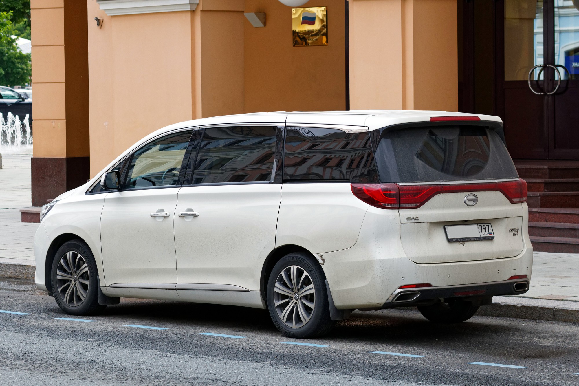 White GAC GN8 PHEV Executive luxury MPV on a Moscow street