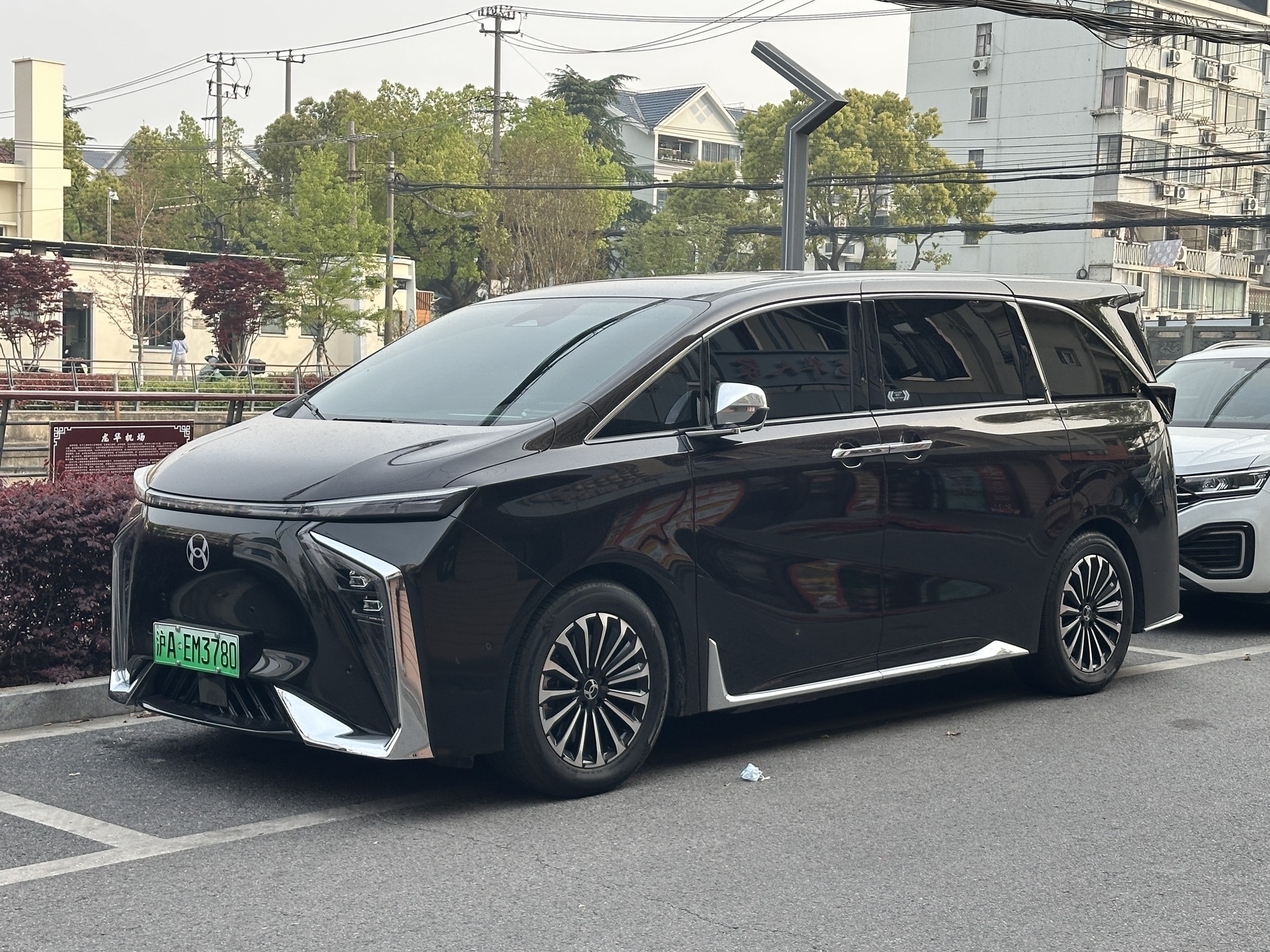 Hycan V09 all-electric seven-seat MPV