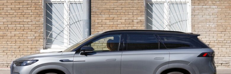 Jaecoo J8 SUV on a Moscow street - the plug-in hybrid shares this body with the export J8