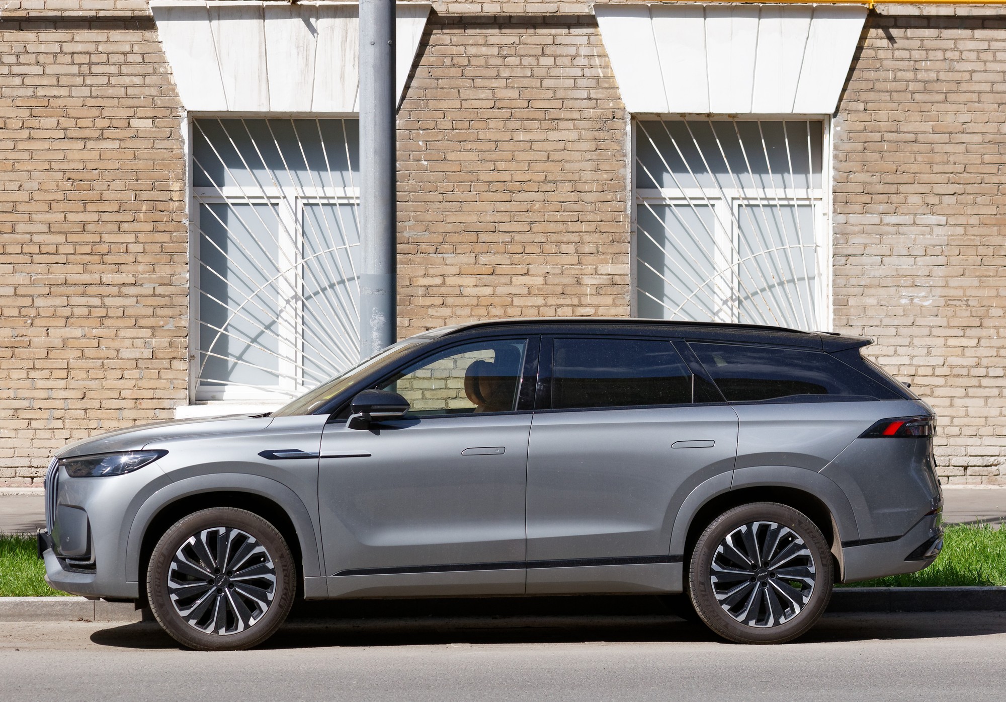 Jaecoo J8 SUV on a Moscow street - the plug-in hybrid shares this body with the export J8
