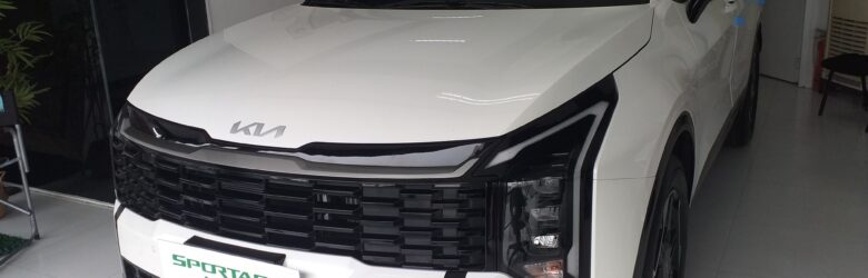 Fifth-generation Kia Sportage Turbo Hybrid crossover in white