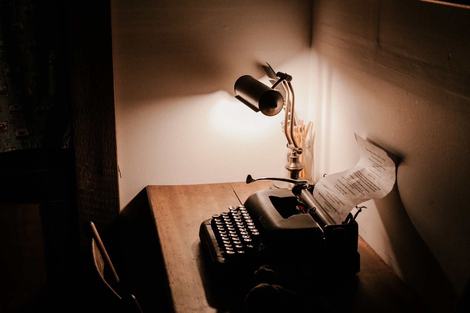 Vintage typewriter, symbolizing writing authenticity in the age of AI