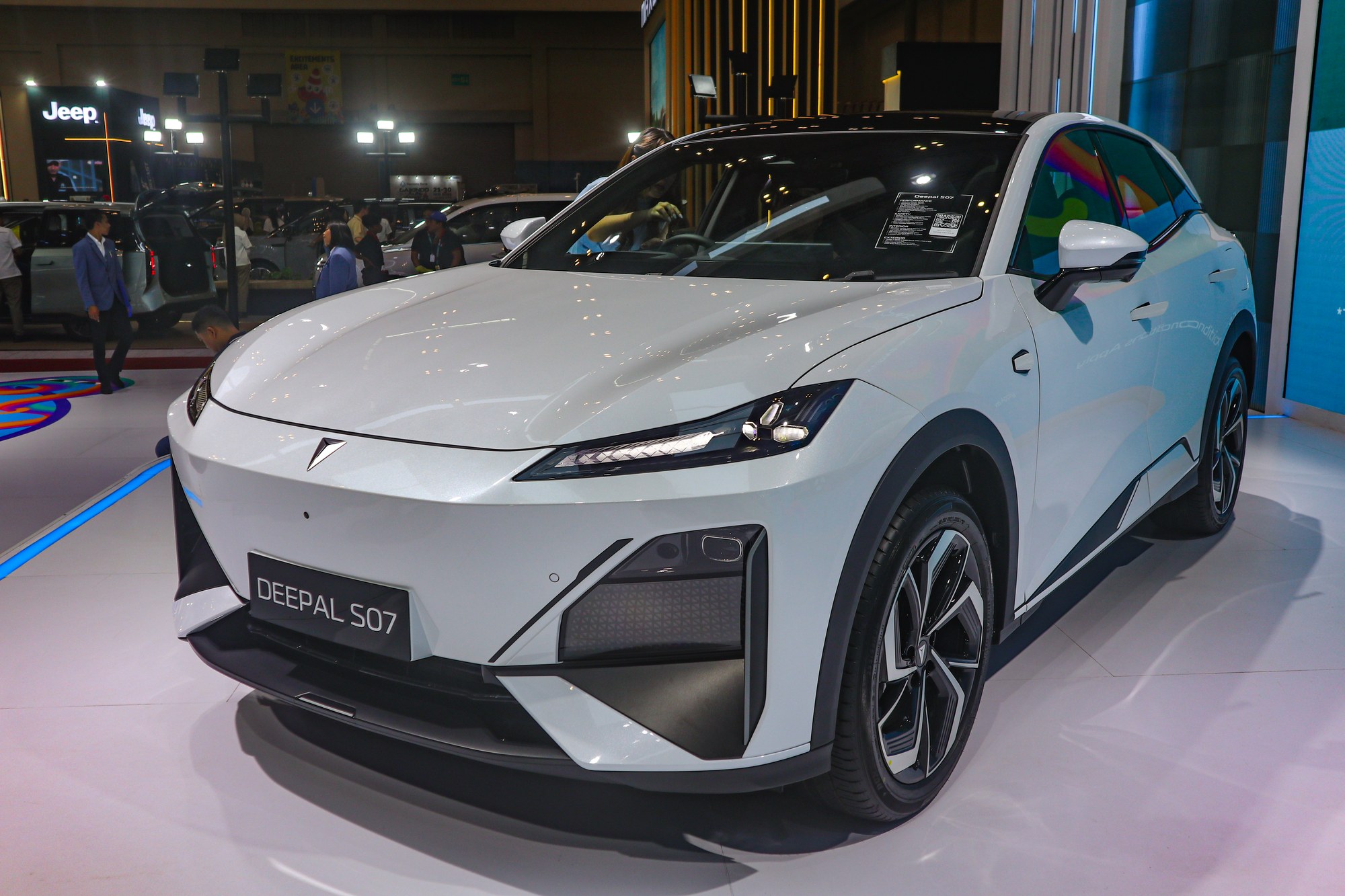 Deepal S07 battery-electric SUV in white at the Gaikindo Jakarta Auto Week 2025 indoor auto show
