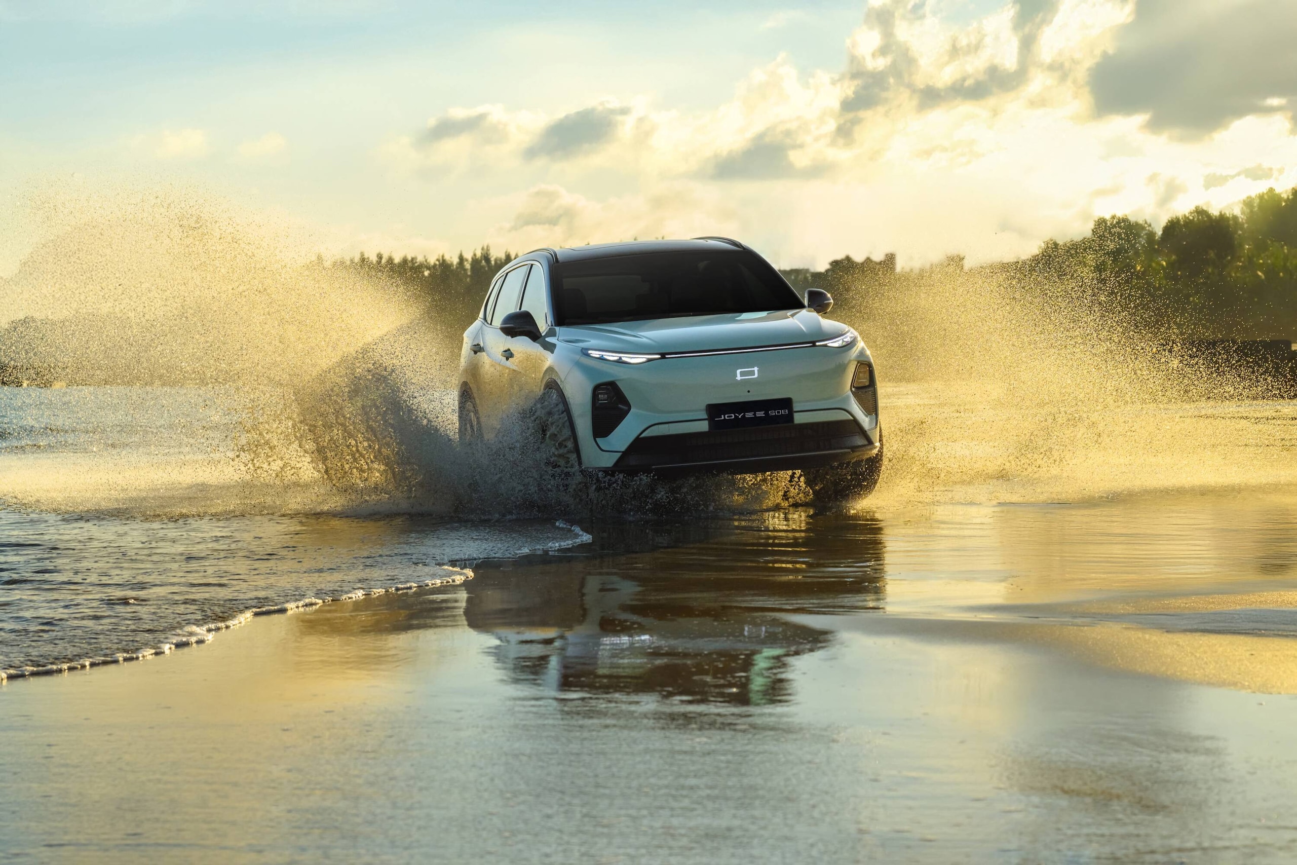 Joyee S08 plug-in hybrid SUV in white, front three-quarter view