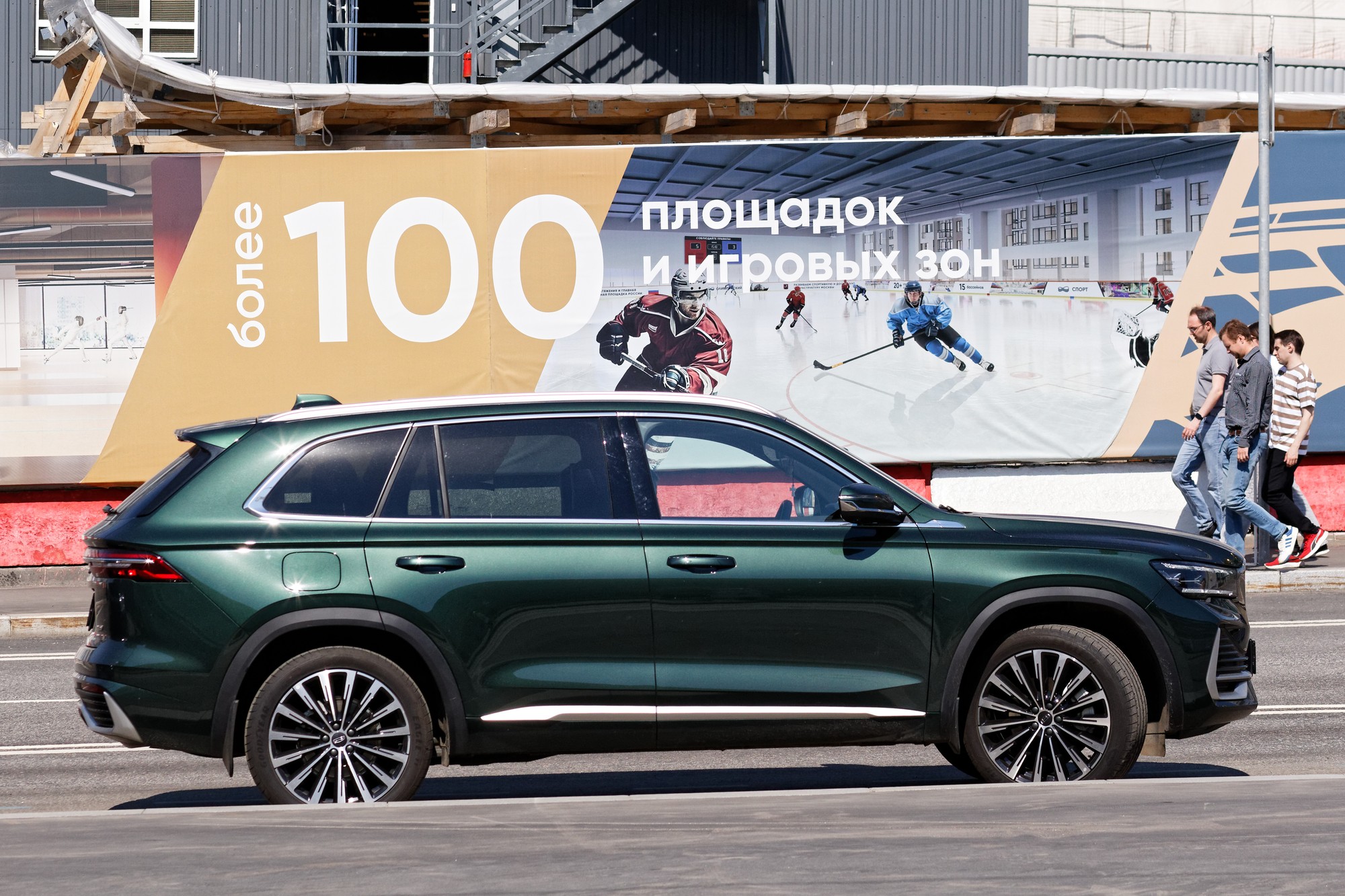 Geely Monjaro EM-i dark green SUV front three-quarter view
